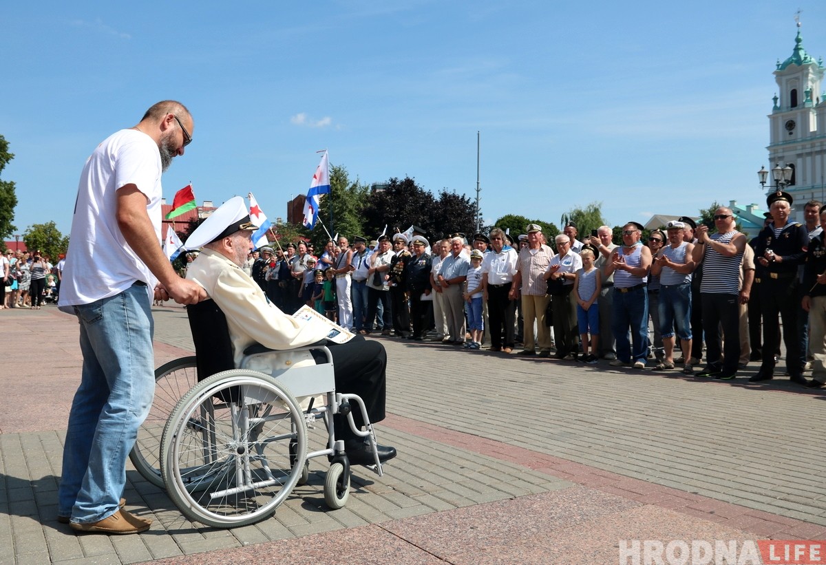 У цэнтры Гродна сабраліся савецкія маракі каб адзначыць прафесійнае свята