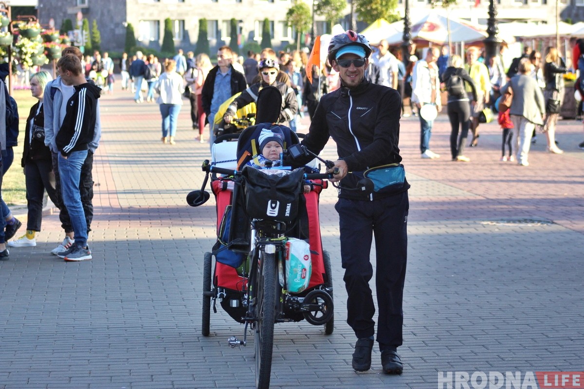 Семья из Ханты-Мансийска на велосипедах и с маленькими детьми добралась до Гродно. Рассказали, как это возможно