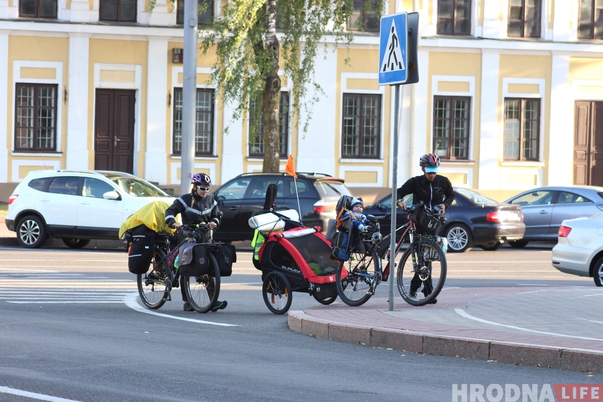 Семья из Ханты-Мансийска на велосипедах и с маленькими детьми добралась до Гродно. Рассказали, как это возможно