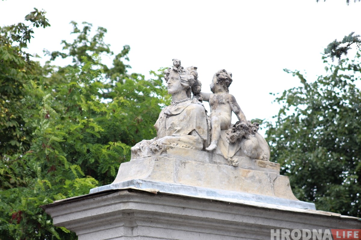 На въездных воротах Нового замка реставрируют скульптуры сфинксов