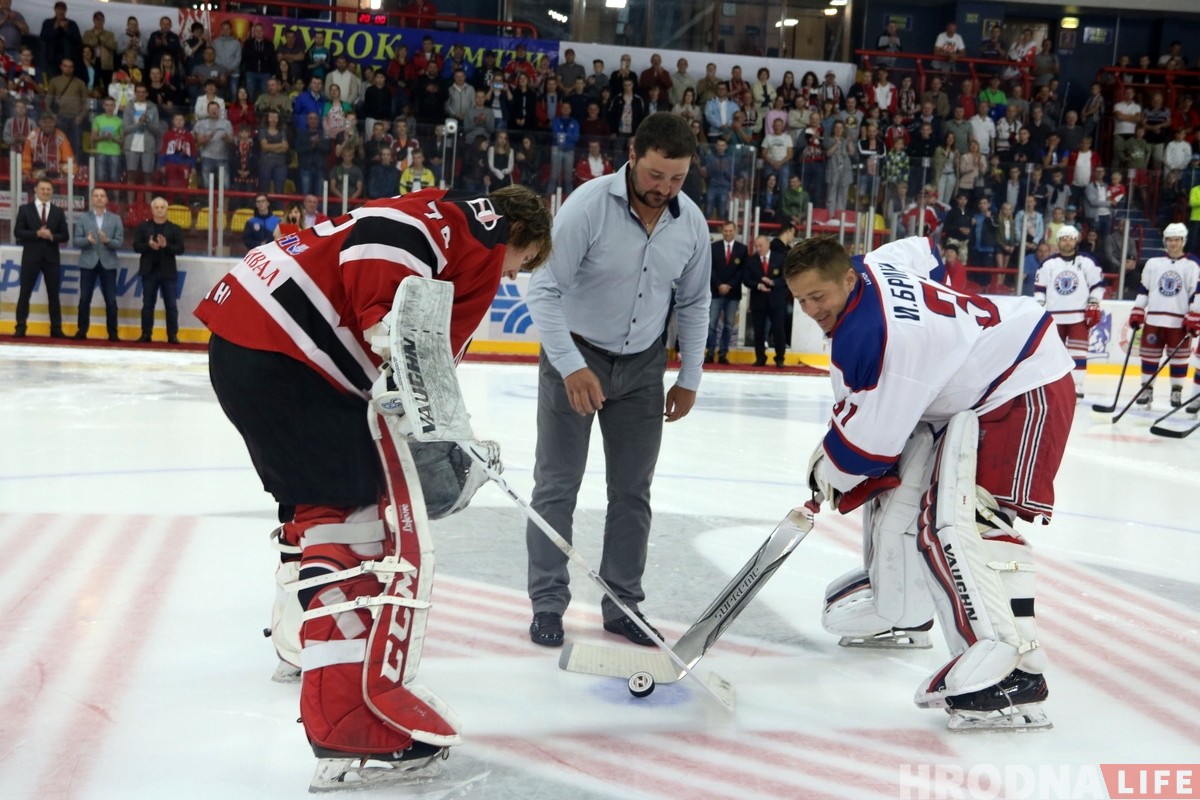 Свитер под своды арены, а номер изымут из обращения: в Гродно поблагодарили Андрея Коршунова за карьеру