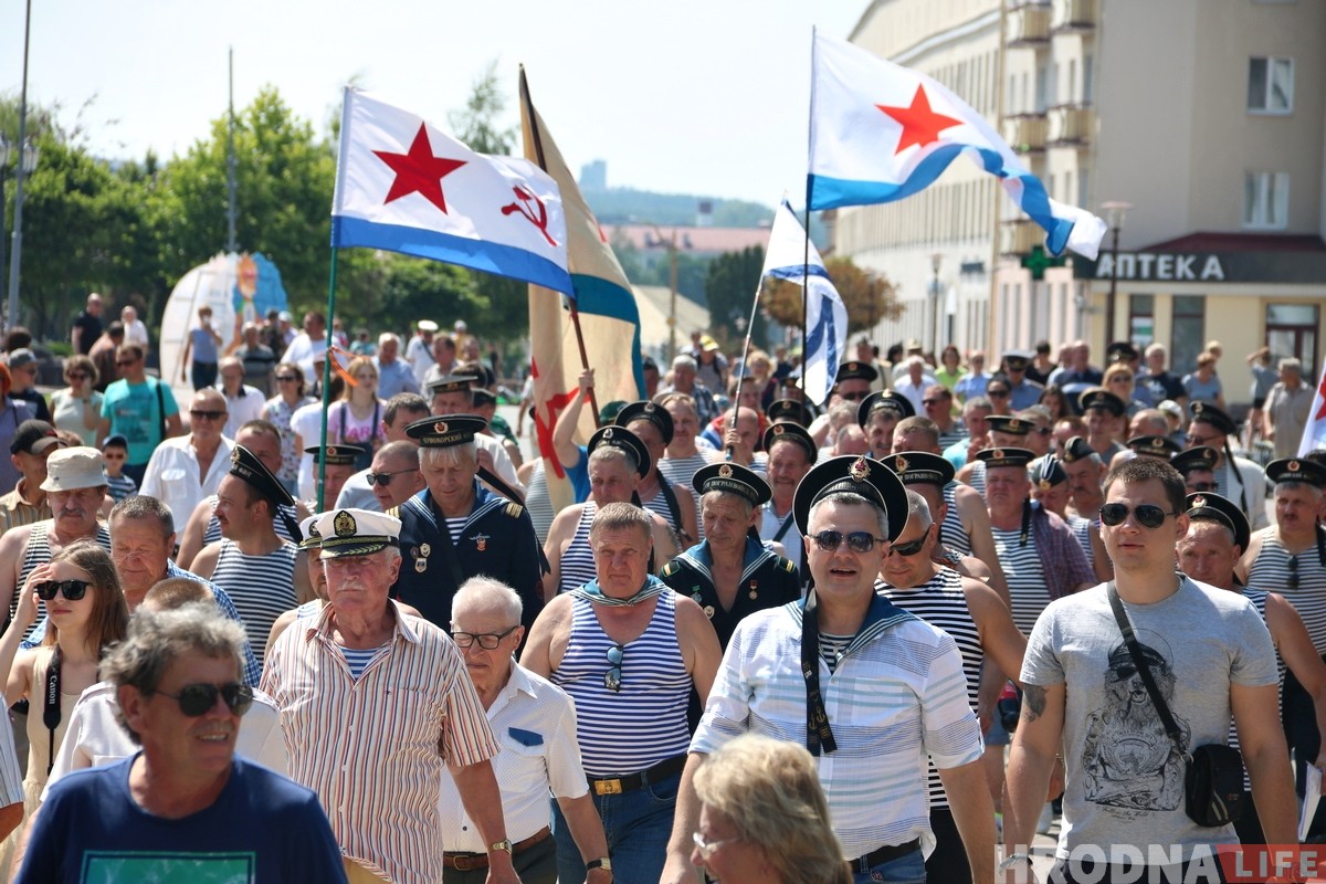 В центре Гродно собрались советские моряки чтобы отметить профессиональный праздник