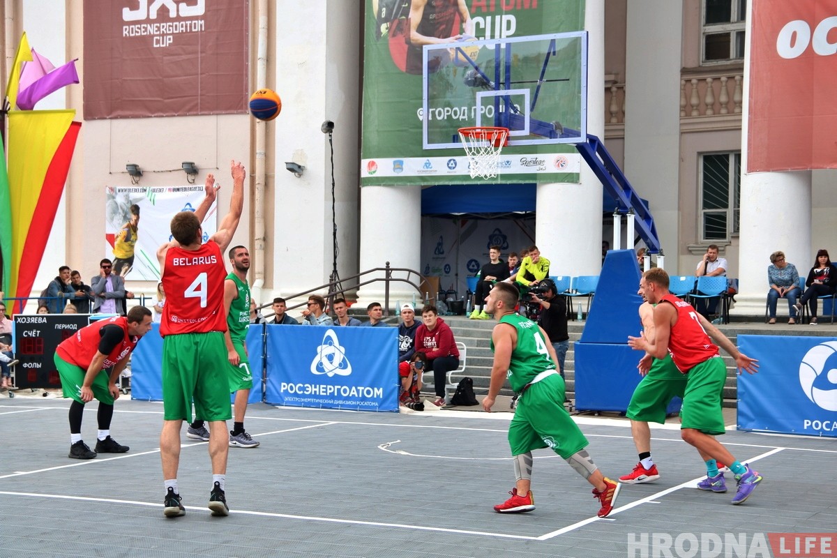 Паглядзець вулічны баскетбол у цэнтры Гродна прыйшлі сотні гледачоў