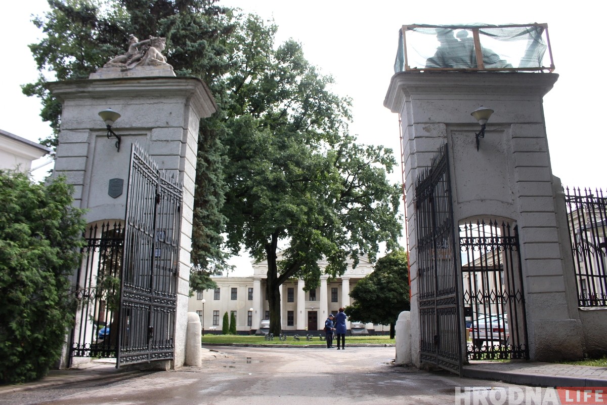 На въездных воротах Нового замка реставрируют скульптуры сфинксов