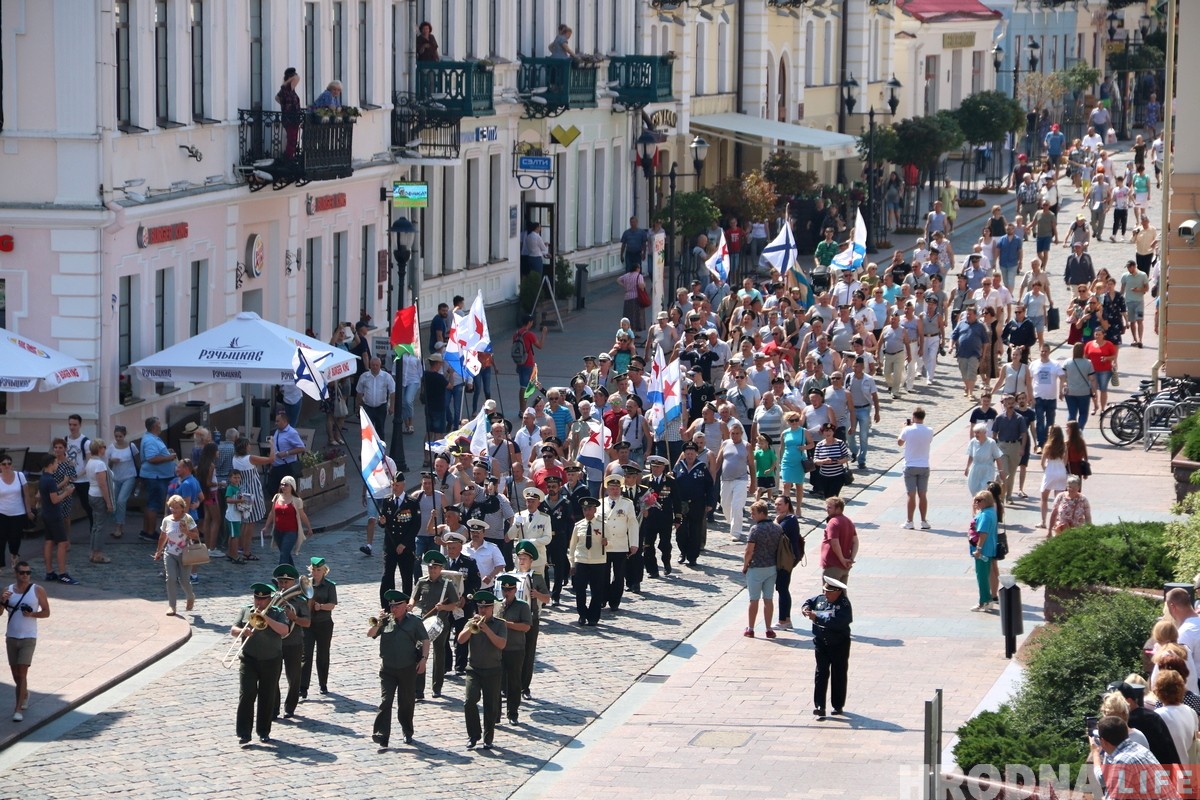В центре Гродно собрались советские моряки чтобы отметить профессиональный праздник