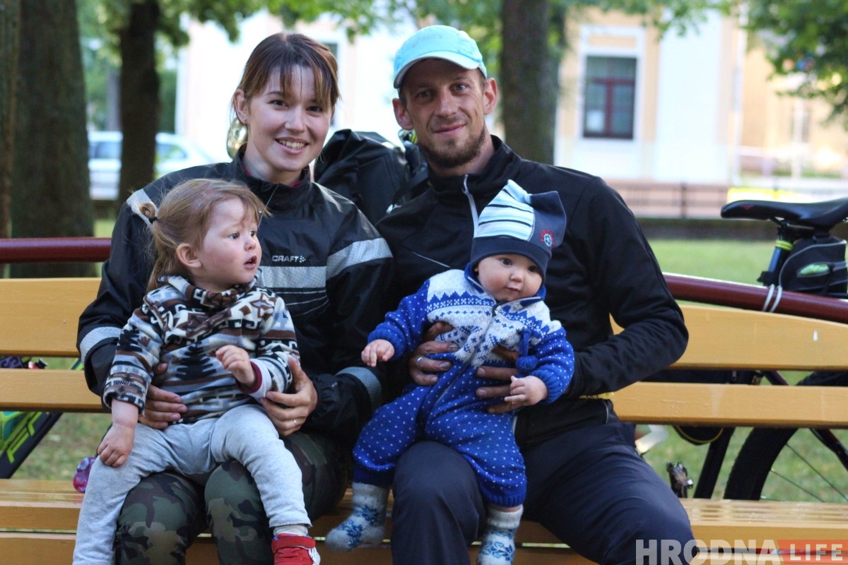 Семья из Ханты-Мансийска на велосипедах и с маленькими детьми добралась до Гродно. Рассказали, как это возможно