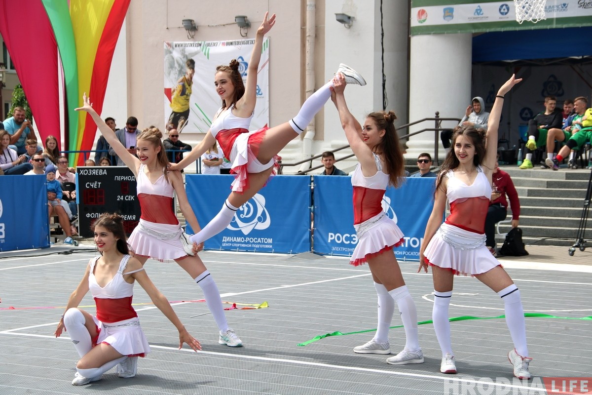 Паглядзець вулічны баскетбол у цэнтры Гродна прыйшлі сотні гледачоў