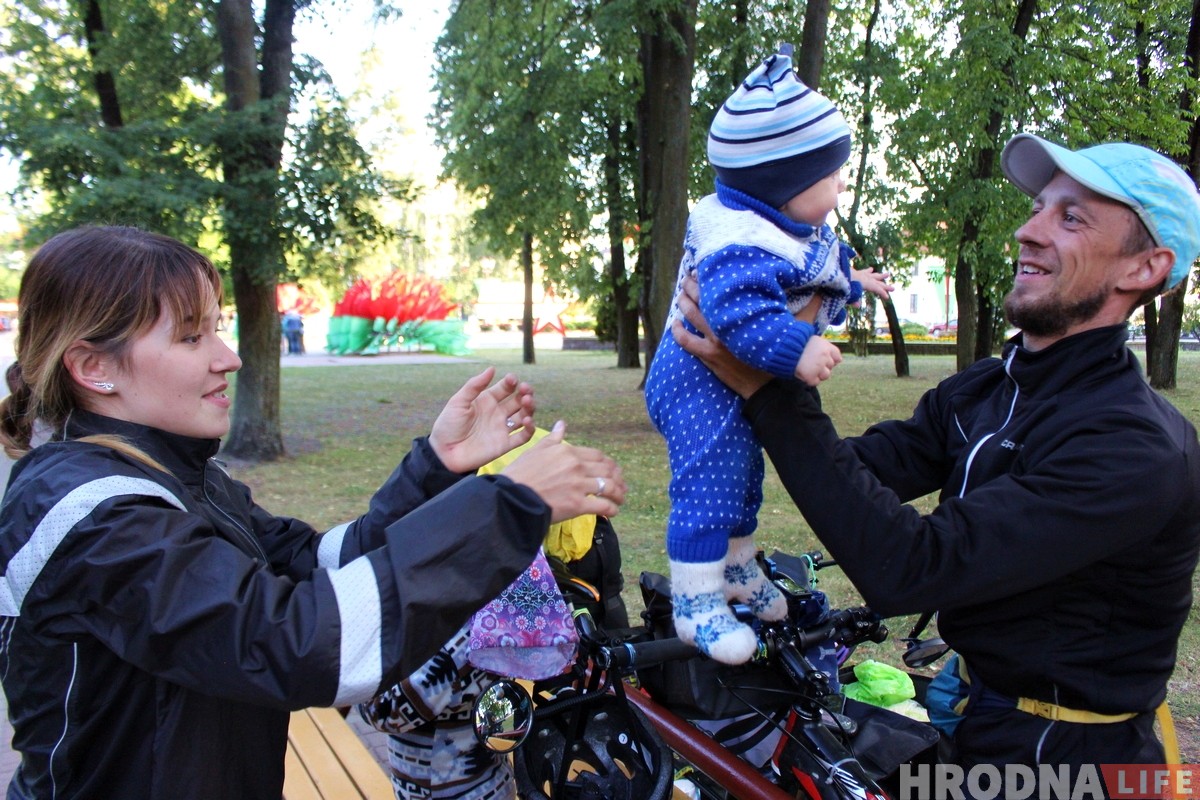 Семья из Ханты-Мансийска на велосипедах и с маленькими детьми добралась до Гродно. Рассказали, как это возможно