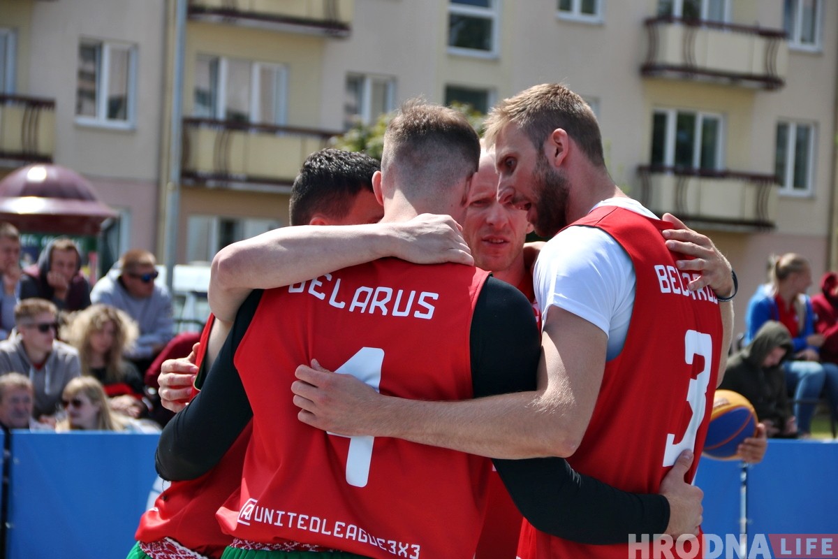 Паглядзець вулічны баскетбол у цэнтры Гродна прыйшлі сотні гледачоў