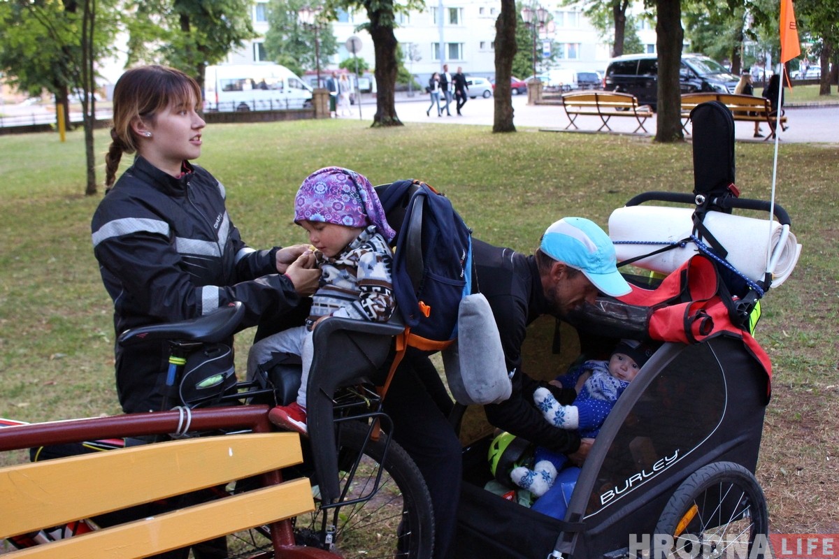 Семья из Ханты-Мансийска на велосипедах и с маленькими детьми добралась до Гродно. Рассказали, как это возможно