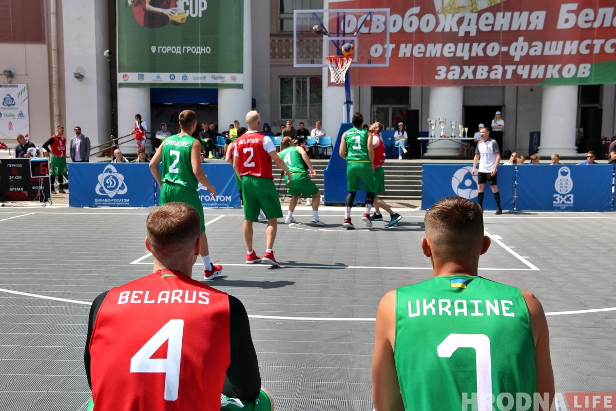 Паглядзець вулічны баскетбол у цэнтры Гродна прыйшлі сотні гледачоў