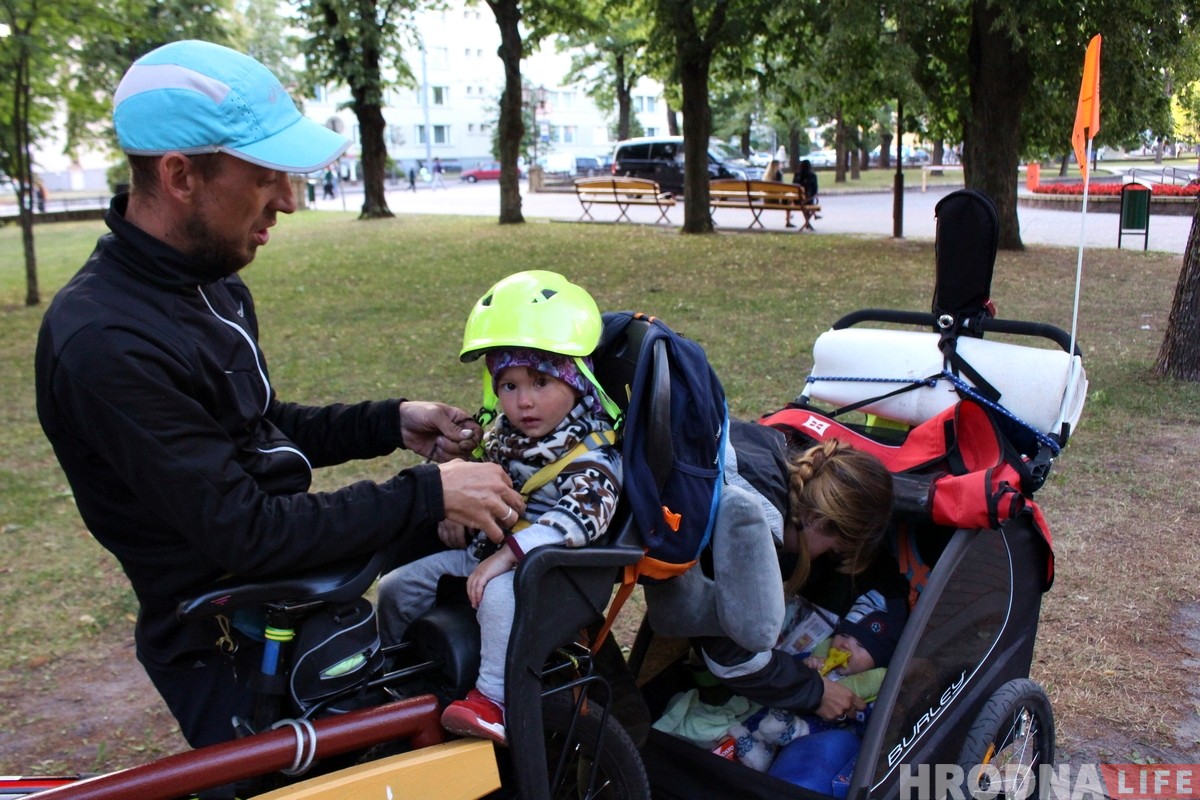 Семья из Ханты-Мансийска на велосипедах и с маленькими детьми добралась до Гродно. Рассказали, как это возможно