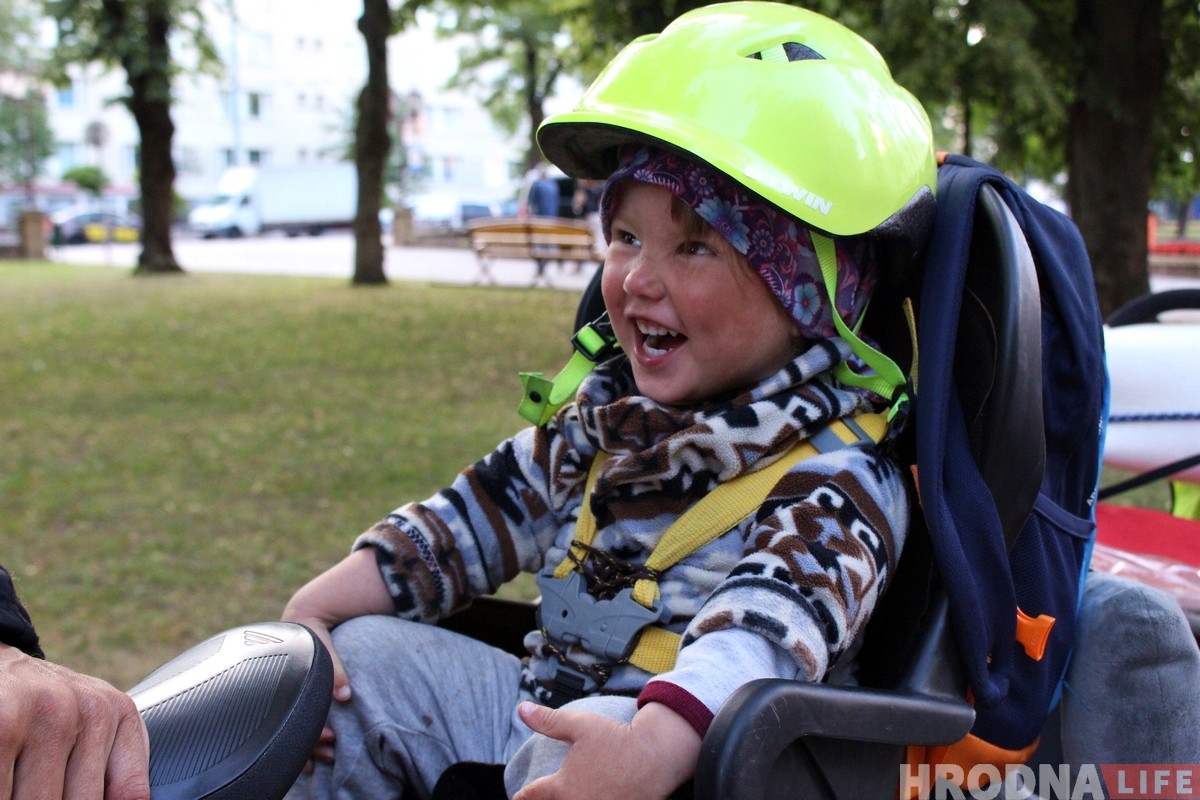 Семья из Ханты-Мансийска на велосипедах и с маленькими детьми добралась до Гродно. Рассказали, как это возможно