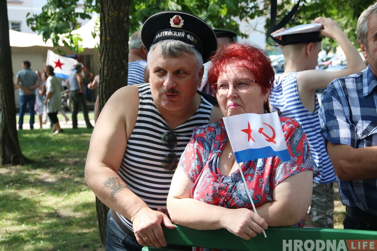 В центре Гродно собрались советские моряки чтобы отметить профессиональный праздник