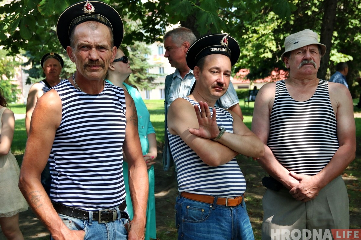 В центре Гродно собрались советские моряки чтобы отметить профессиональный праздник
