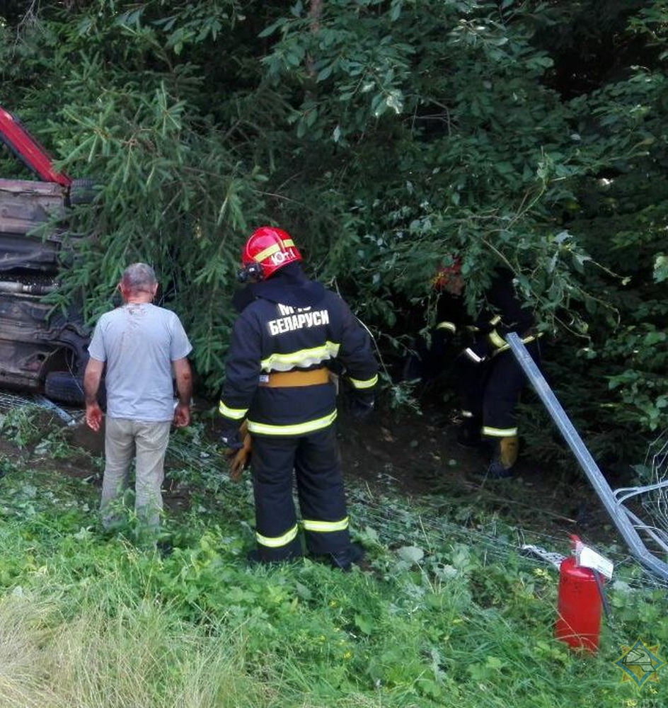 В Лидском районе машина врезалась в отбойник и перевернулась. Пострадала водительница