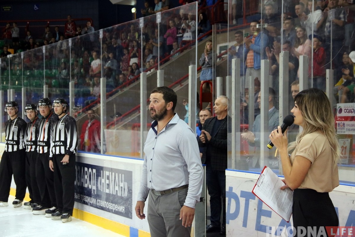 Свитер под своды арены, а номер изымут из обращения: в Гродно поблагодарили Андрея Коршунова за карьеру