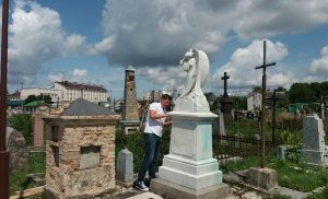 У цэнтры Гродна пачалі рамантаваць 126-гадовы будынак - ён стаіць на вуліцы ўсяго з двума дамамі