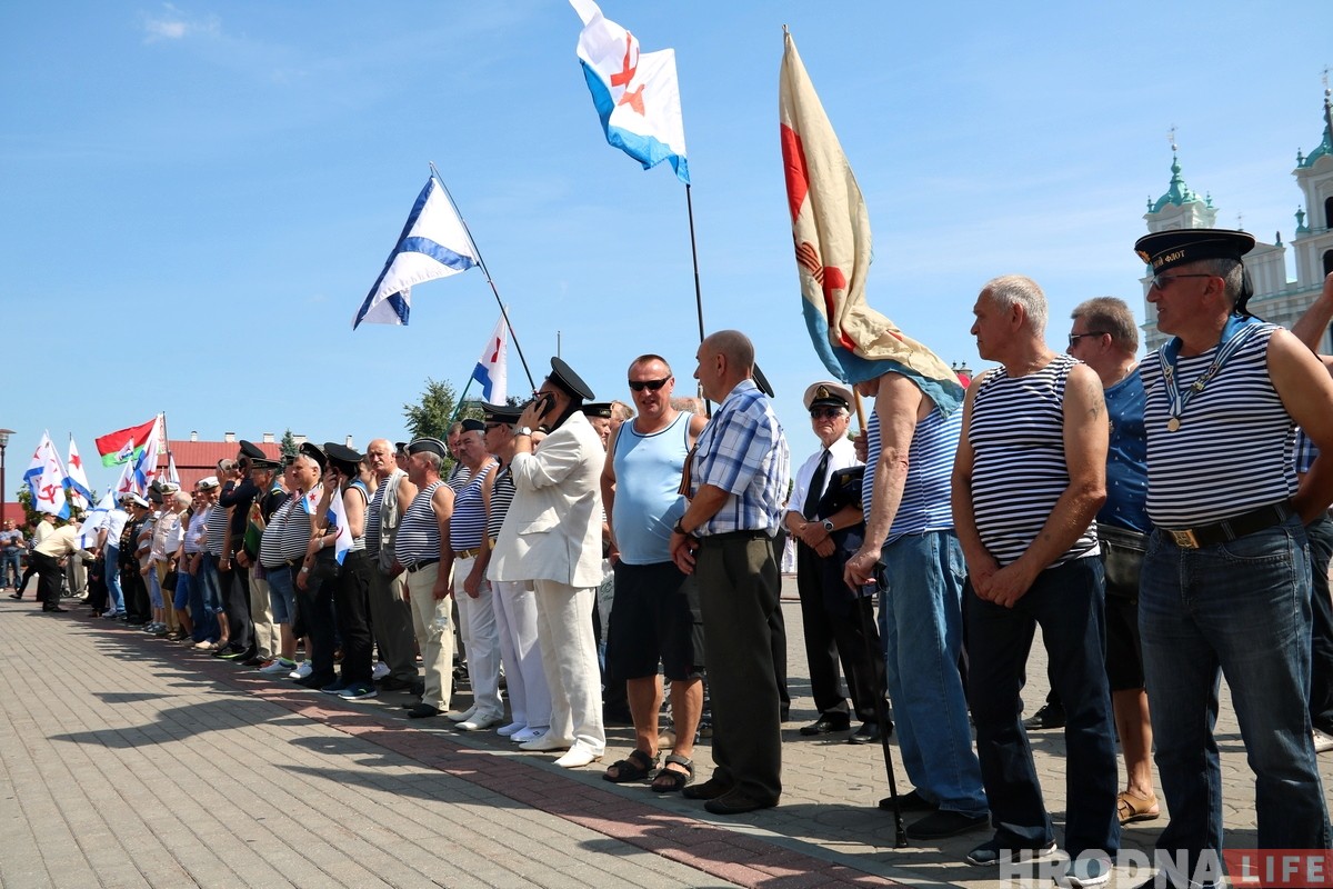В центре Гродно собрались советские моряки чтобы отметить профессиональный праздник