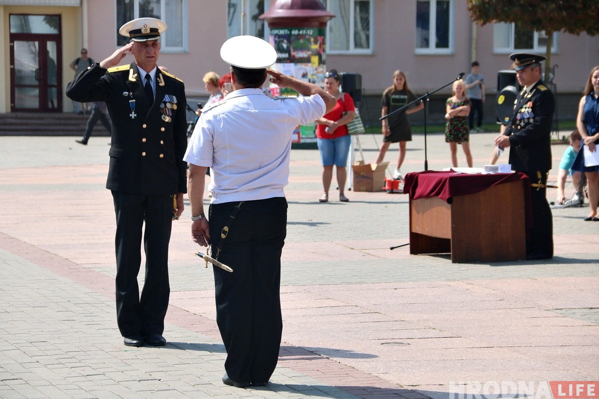 У цэнтры Гродна сабраліся савецкія маракі каб адзначыць прафесійнае свята