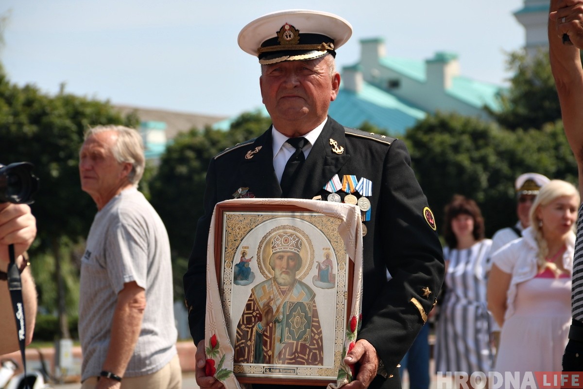 У цэнтры Гродна сабраліся савецкія маракі каб адзначыць прафесійнае свята