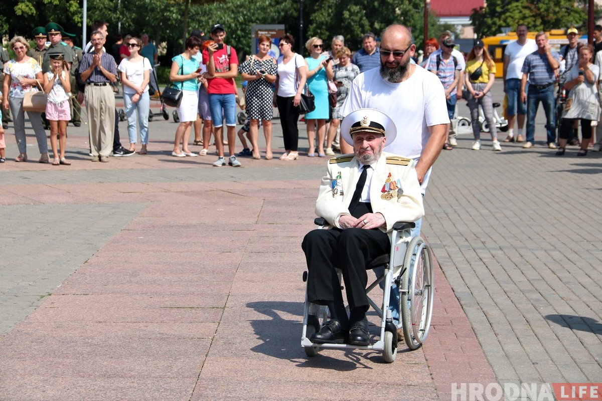 У цэнтры Гродна сабраліся савецкія маракі каб адзначыць прафесійнае свята
