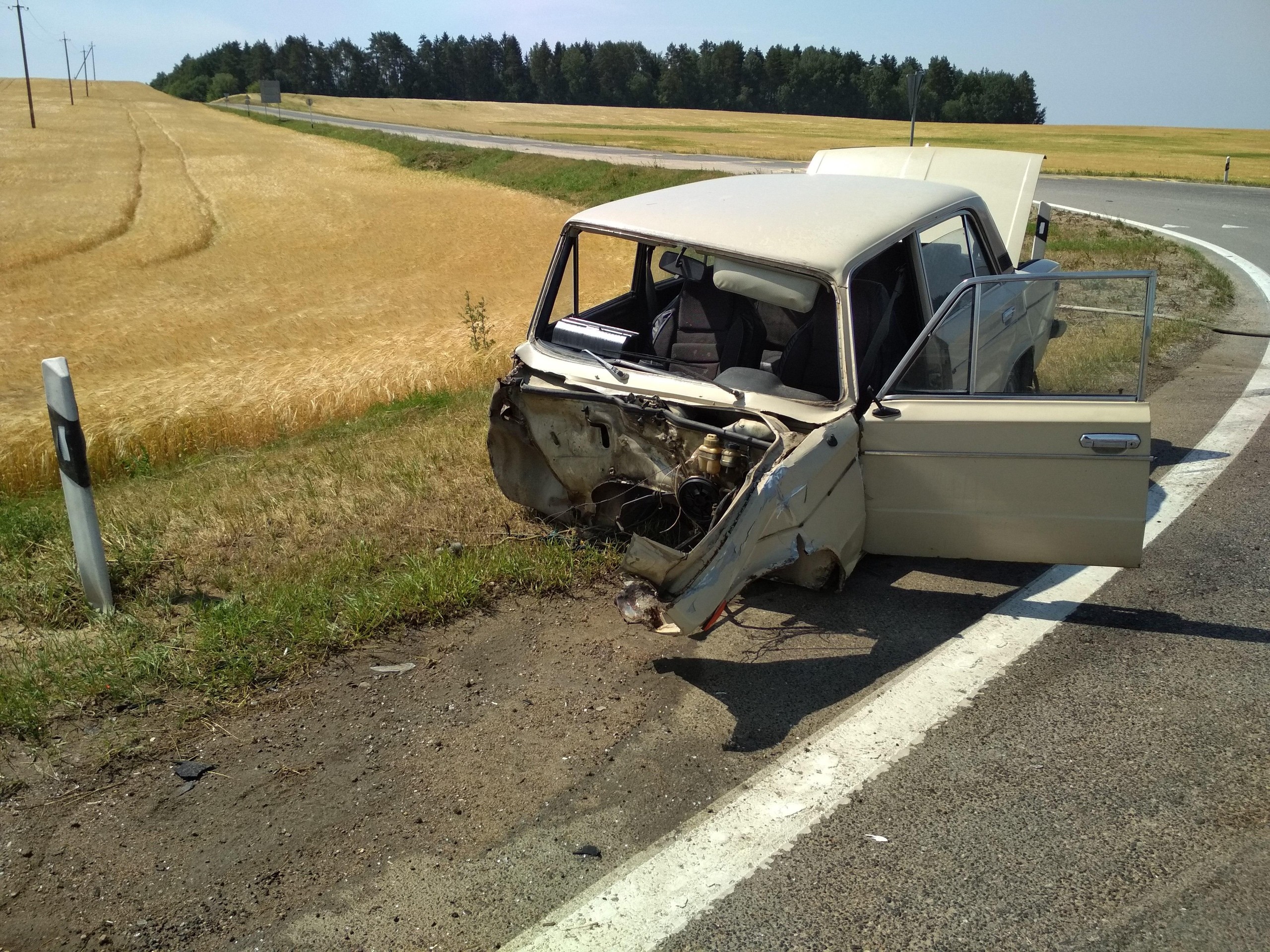 Пад Гродна сутыкнуліся "Жыгулі" і "Шкода". Кіроўца ў рэанімацыі Пад Гродна сутыкнуліся "Жыгулі" і "Шкода". Кіроўца ў рэанімацыі