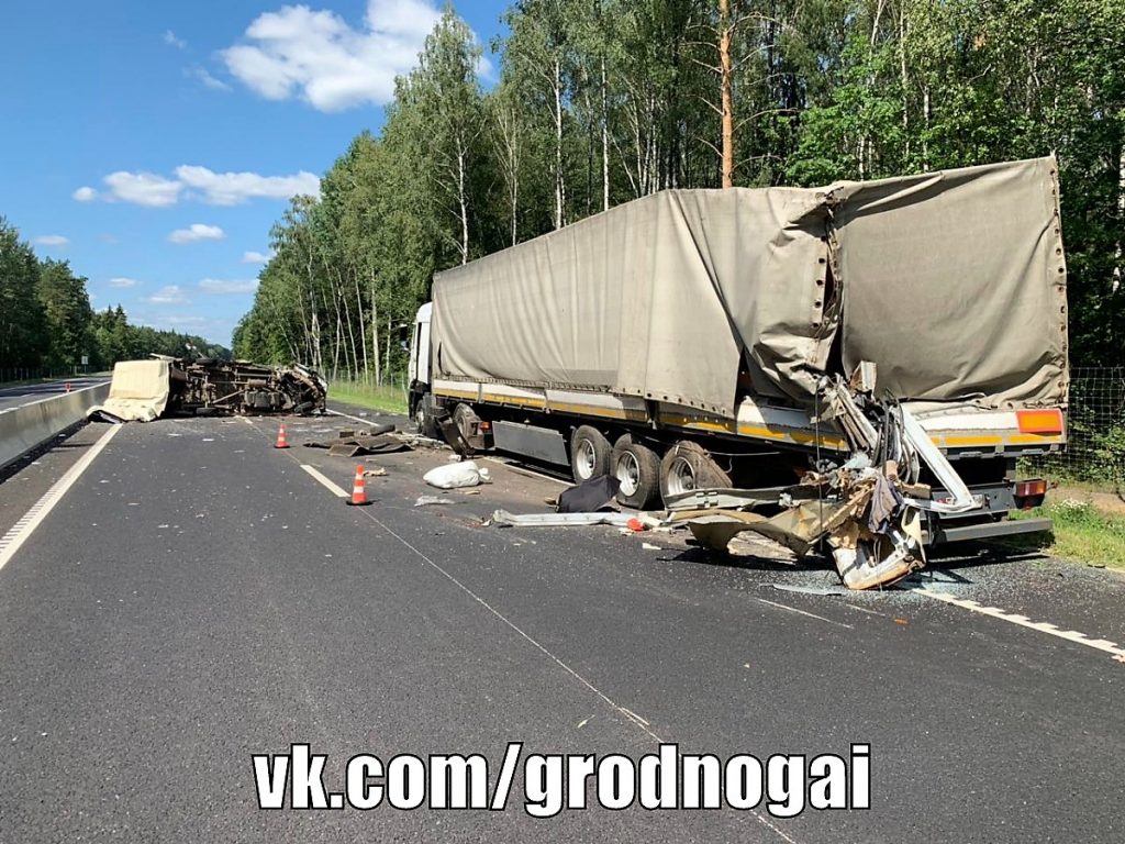 Под Воложином столкнулись микроавтобус и фура. Пассажир-попутчик из буса погиб