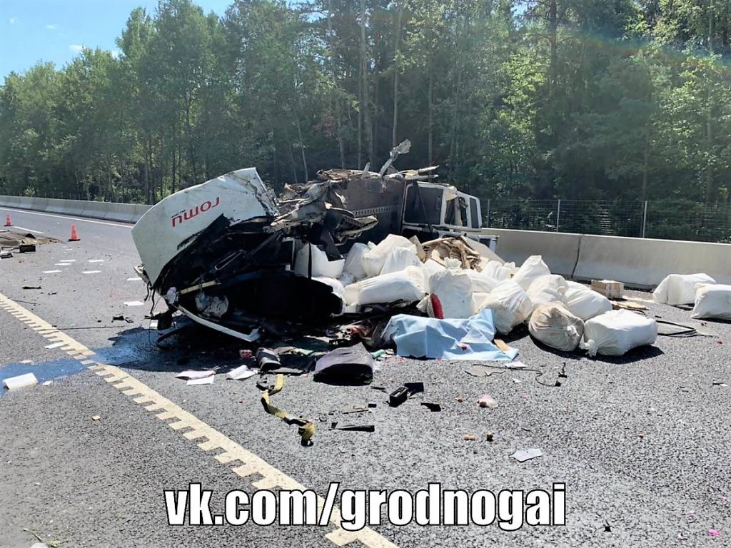 Под Воложином столкнулись микроавтобус и фура. Пассажир-попутчик из буса погиб