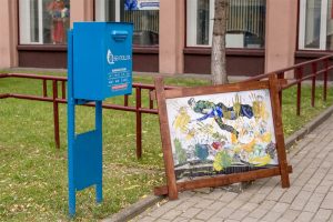 У парку Жылібера ў Гродне з'явіліся вавёркі: для наведвальнікаў усталявалі аўтамат з кормам