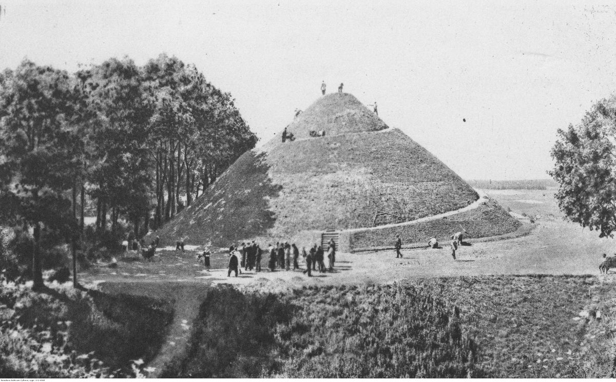 95 лет назад в Новогрудке начали насыпать Курган Мицкевича. Смотрите, как это было