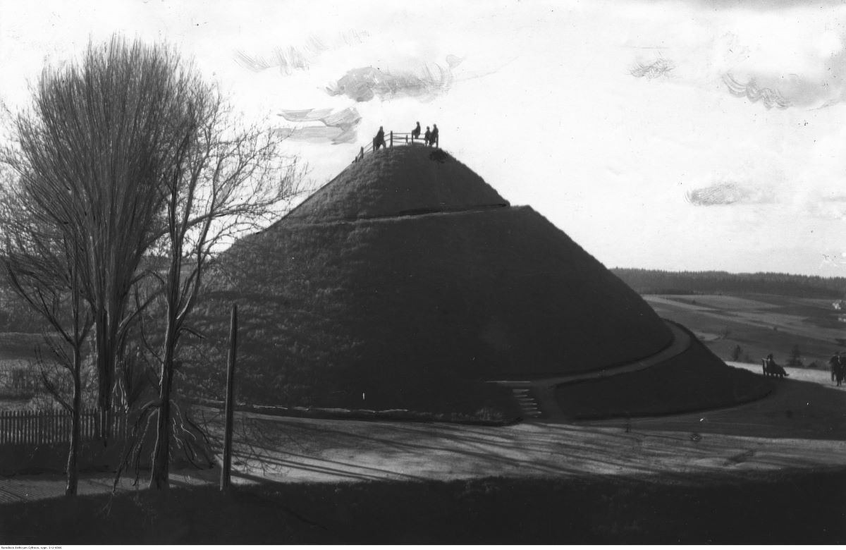 95 лет назад в Новогрудке начали насыпать Курган Мицкевича. Смотрите, как это было