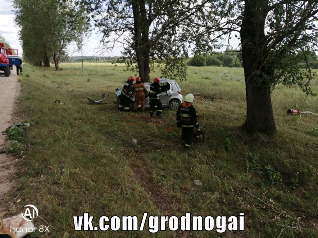 Пад Слонімам сем падлеткаў перакуліліся на машыне. 16-гадовы кіроўца сур'ёзна пацярпеў