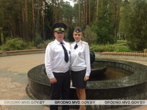 Бацька і сын спрабавалі ўгнаць два аўтамабілі і скралі з іх рэчы для продажу