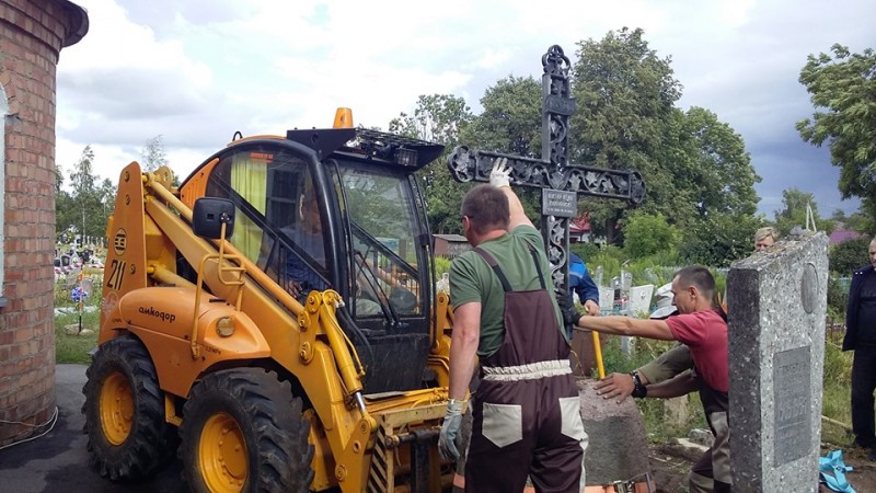 Другі дзень раскопак магілы Віктара Каліноўскага ў Свіслачы. Фота