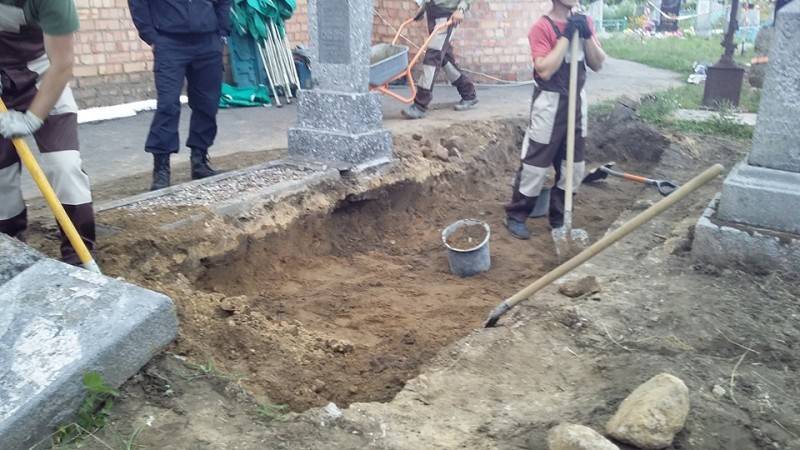 Другі дзень раскопак магілы Віктара Каліноўскага ў Свіслачы. Фота