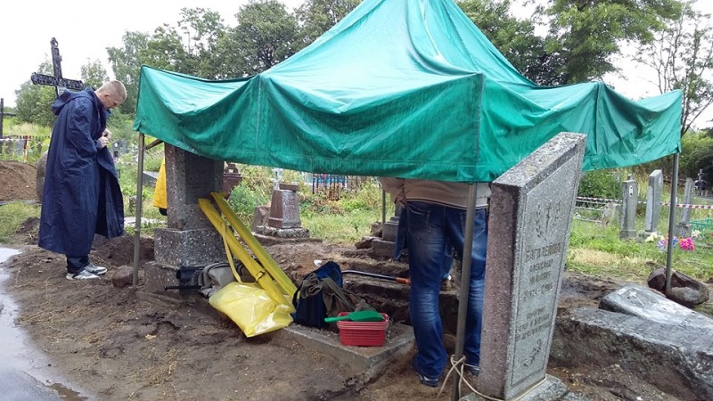 Другі дзень раскопак магілы Віктара Каліноўскага ў Свіслачы. Фота