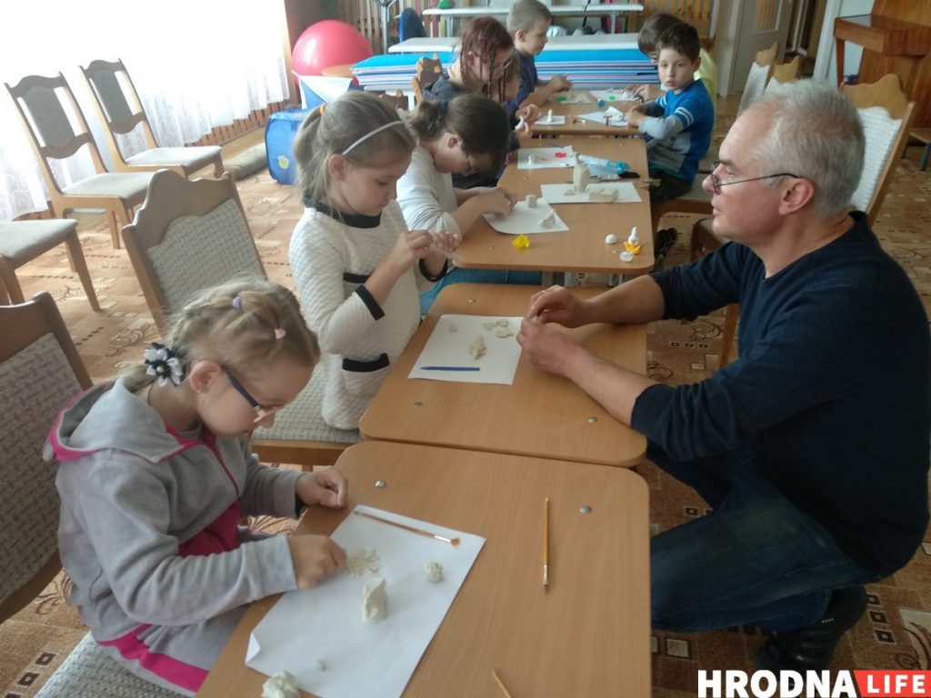 «Мама любит солнышко, папа – черные сердечки»… Гродненский художник второй год летом проводит занятия с особенными детьми