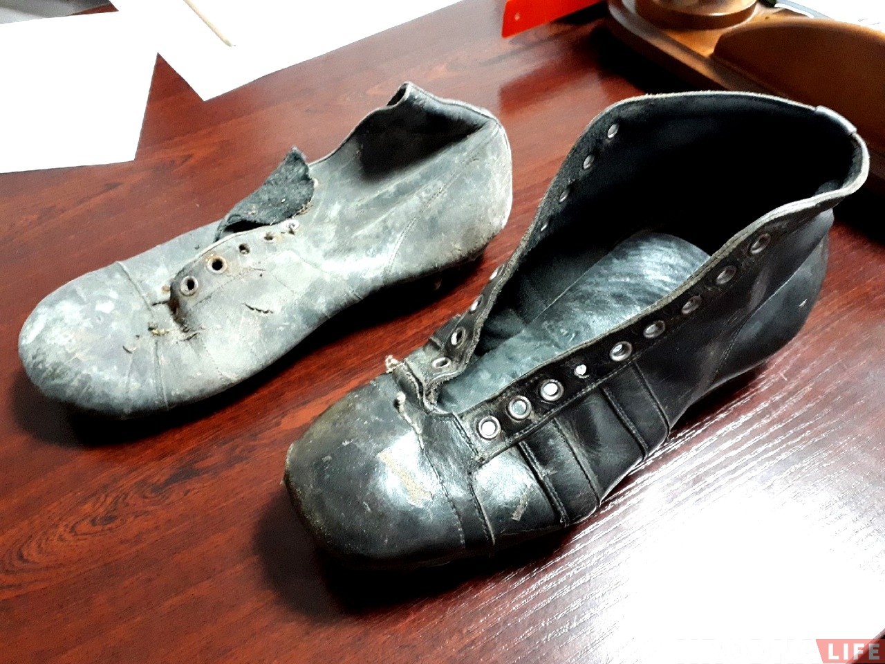 «Задача - зрабіць жывымі». Гродзенскі майстар аднаўляе 90-гадовыя буцы для музея футбола