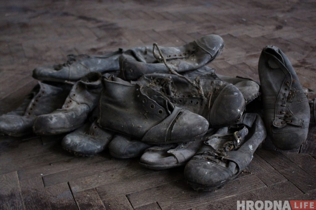 «Задача - зрабіць жывымі». Гродзенскі майстар аднаўляе 90-гадовыя буцы для музея футбола
