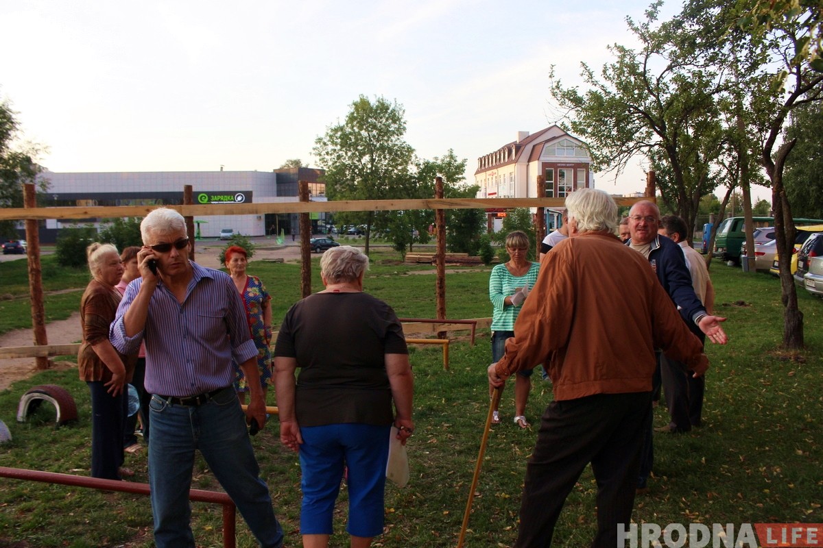 «Я не собираюсь строить забегаловку». Жители Ожешко не хотят видеть в своем дворе кафе-кондитерскую