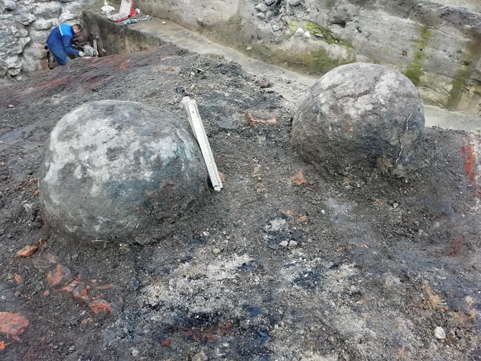 Такімі ядрамі маглі абстрэльваць крэпасць: на Старым замку ў Гродне новыя цікавыя знаходкі