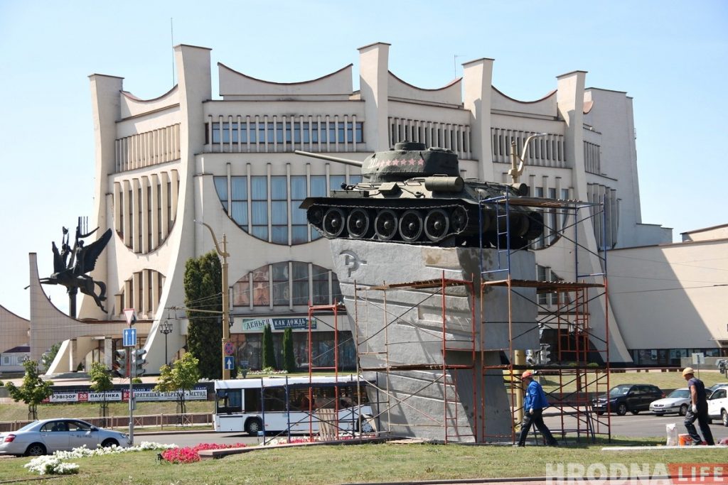 Пачалі рамантаваць пастамент танка на Савецкай плошчы