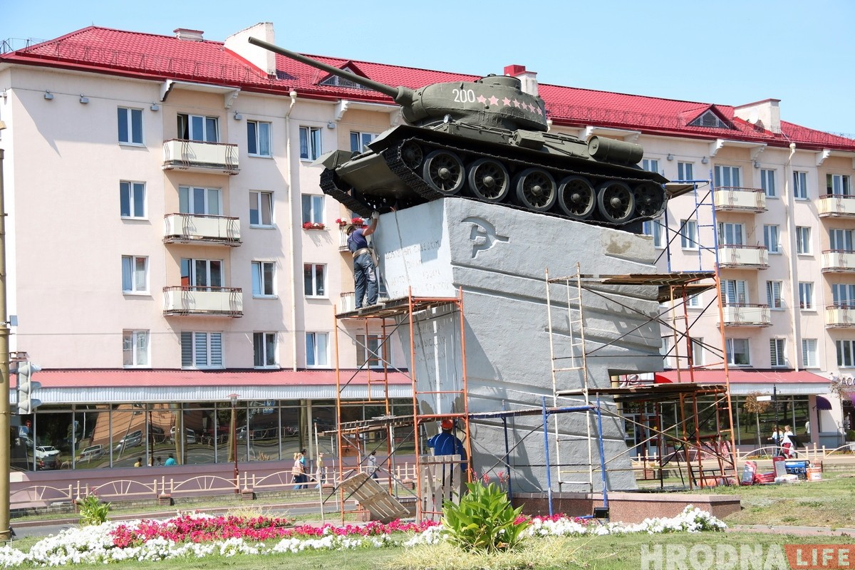 Начали ремонтировать постамент танка на Советской площади