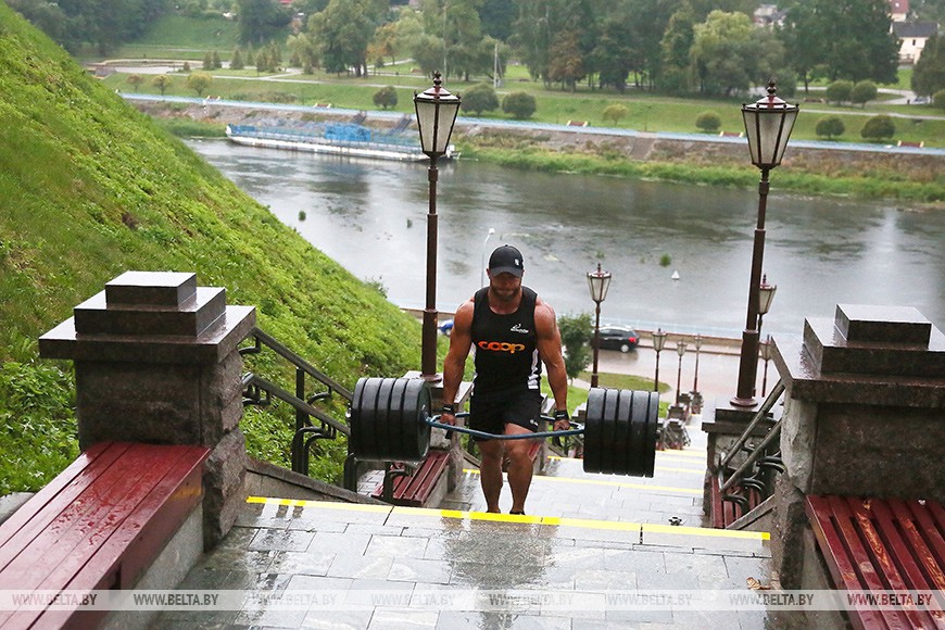 Асілак Аляксандр Кодзіс падняўся па лесвіцы кахання ў Гродна з 200-кілаграмовай штангай