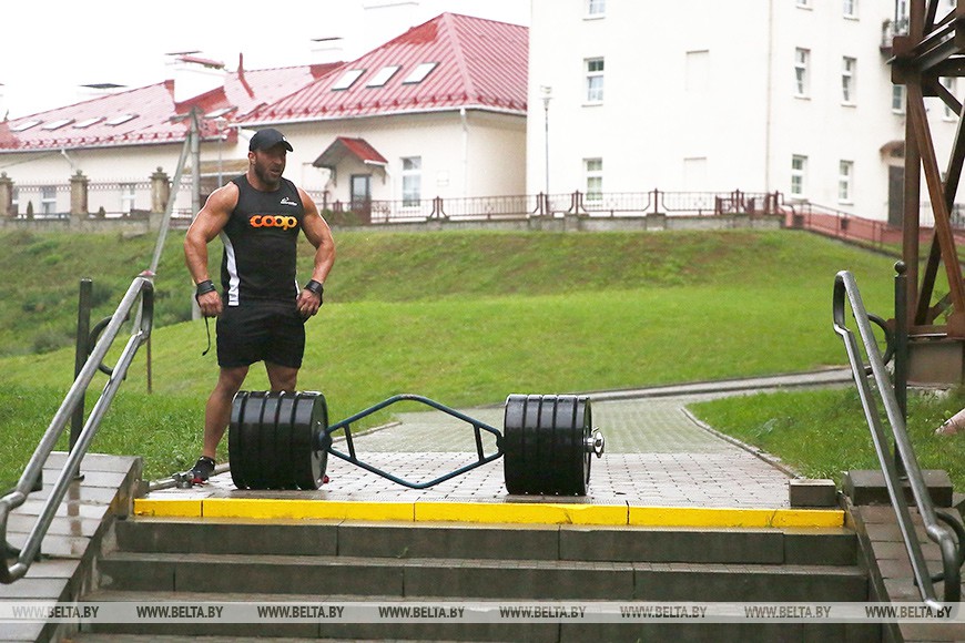 Асілак Аляксандр Кодзіс падняўся па лесвіцы кахання ў Гродна з 200-кілаграмовай штангай