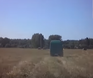 «Можна сказаць, у кашулі нарадзіліся!» На М6 кідала дрэвы, машына апынулася паміж двух паваленых. Відэа «Можна сказаць, у кашулі нарадзіліся!» На М6 кідала дрэвы, машына апынулася паміж двух паваленых. Відэа