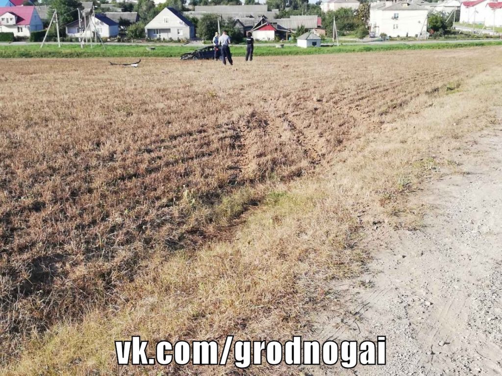 Под Волковыском машина вылетела в кювет и перевернулась, есть пострадавшие