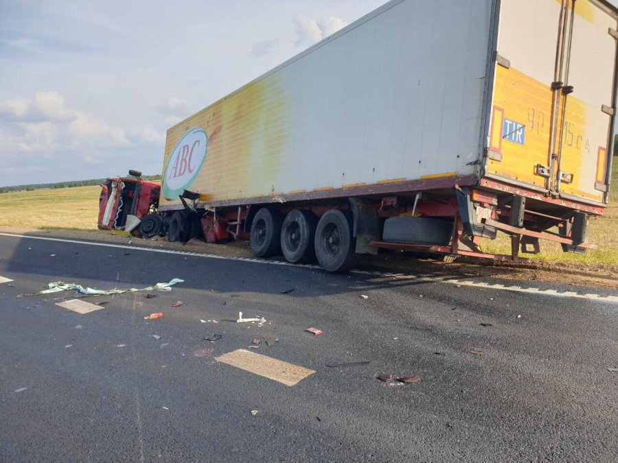 На М6 ў Лідскім раёне чарговая трагедыя: кіроўцу фуры выкінула з кабіны, ён загінуў на месцы (абноўлена) На М6 ў Лідскім раёне чарговая трагедыя: кіроўцу фуры выкінула з кабіны, ён загінуў на месцы (абноўлена)