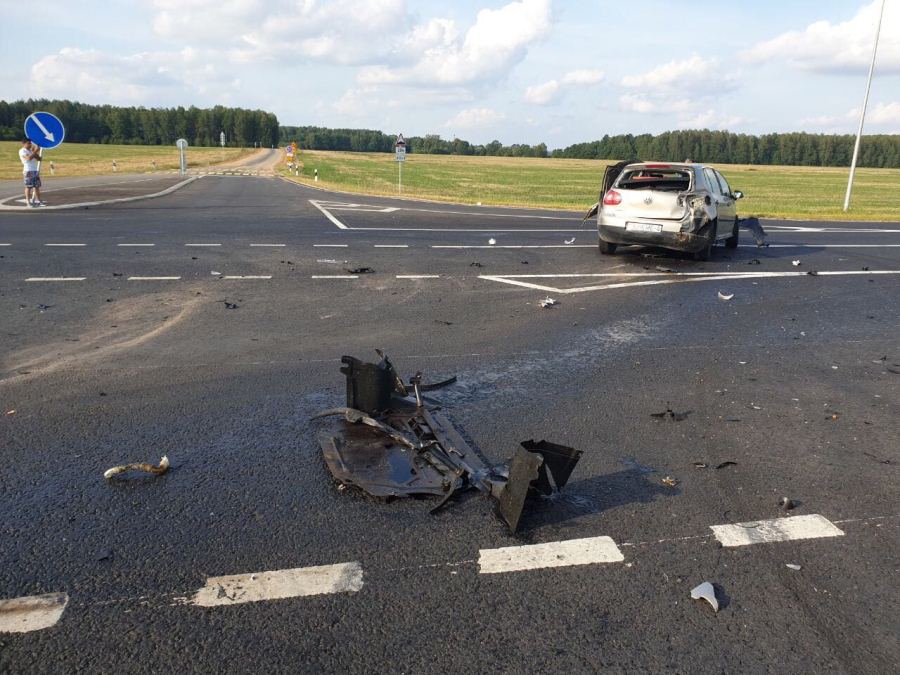На М6 ў Лідскім раёне чарговая трагедыя: кіроўцу фуры выкінула з кабіны, ён загінуў на месцы (абноўлена) На М6 ў Лідскім раёне чарговая трагедыя: кіроўцу фуры выкінула з кабіны, ён загінуў на месцы (абноўлена)